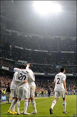 Jugadores del Real Madrid celebran un gol