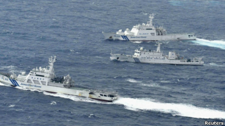 中国海监船与日本海保厅巡逻船（资料照片，24/09/2012）
