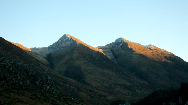 Còig Peathraichean Chinn Tàile aig Cluainidh