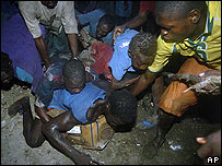 Haitianos lutam por alimentos