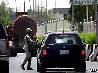 Saudský policista při kontrole poblíž Chubáru 