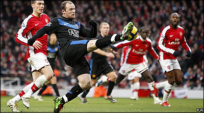 Rooney domina el balón frente al Arsenal