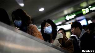 上海地铁站一些乘客戴上了口罩（05/04/2013）