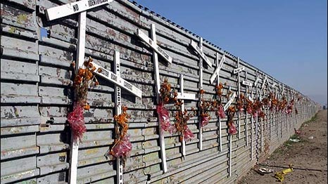 Cruces y flores sobre el muro. Foto: María Teresa Fernández 