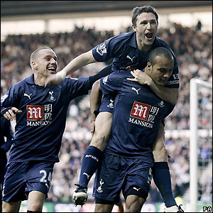 卡布尔进球后与队友庆祝