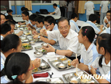 温家宝与学生们共进午餐