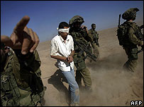 Prisioneiro palestino cercado por soldados de Israel