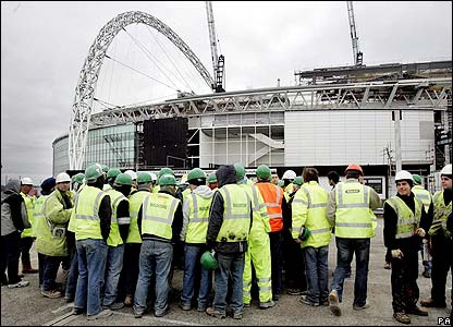 Sekitar 3.500 staff yang menyelesaikan kompleks stadiun Wembley baru di London dipulangkan setelah sebatang balok atap runtuh dan memicu kekhawatiran keselamatan.