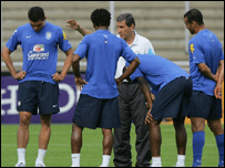 Parreira dá instruções aos jogadores