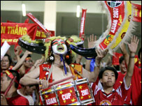 Các cổ động viên Việt Nam cổ động nhiệt tình trong suốt ba trận ở vòng ngoài