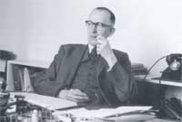 Wrth ei ddesg yn Sain Ffagan