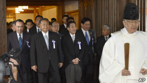 周四（１８日）包括兩名內閣大臣在內的６７名日本國會議員參拜靖國神社。