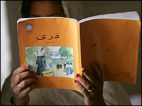 کتاب دری(فارسی) در دست دانش آموز افغان