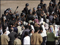 پليس ضدشورش مصر راه ورود هواداران يکی از نمايندگان نزديک به اخوان المسلمين به محل اخذ رای را سد کرده است