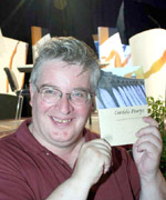 Dafydd Morgan Lewis gyda chopi o 'Gerddi Powys' yn y Babell Len ar ôl y lansiad bore yma.