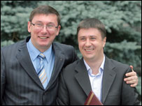 Юрій Луценко та Вячеслав Кириленко радіють після підписання декларації про блок. Фото Укрінформ