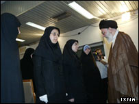 ديدار رهبر ايران با دانش آموزان نخبه. بر اساس آمارها اکثر نخبگان علمی ايران را ترک می کنند