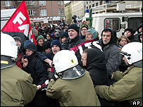 Demonstranti se střetli s policií před úřadem práce v Berlíně