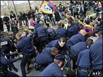 Cảnh sát Pháp bảo vệ lễ rước đuốc hôm 07.04