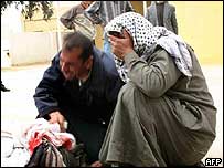 Familiares de vítima na bomba em Balad Ruz choram