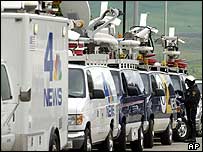 صف طويل واحدهای سيار تلويزيونی در محل محاکمه