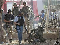 Americké síly dorazily na místo útoku v centru Bagdádu, aby prohledaly trosky automobilu, v němž odpálil nálož sebevražedný atentátník