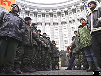 Příznivci Viktora Juščenka před sídlem vlády