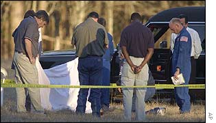 Členové pátracích týmů se modlí na místě nálezu lidských ostatků