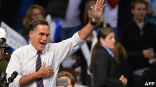 Mitt Romney acena em comício em New Hampshire