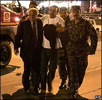 مرد مجروح از هتل هايت امان منتقل می شود