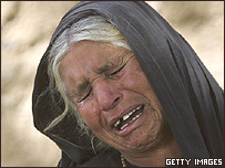 يک زن افغان، در اندوه تخريب مزرعه خشخاش خود گريه می کند