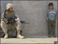 soldado americano da divisão dos fuzileiros na cidade de Saadah, Iraque