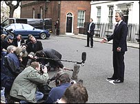 Tony Blair při oznámení data voleb v Downing street