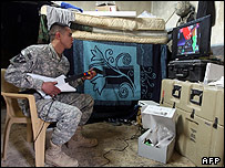 یک سرباز آمریکایی در بغداد، در حال نواختن گیتار