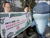 Ativistas do Greenpeace protestam contra reunião sobre caça à baleia em Tóquio