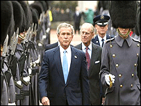 गार्ड ऑफ़ ऑनर लेते हुए जॉर्ज बुश