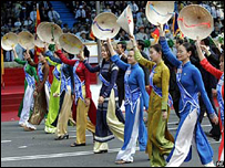 Các cô gái trong đoàn diễu hành 30/4/2005