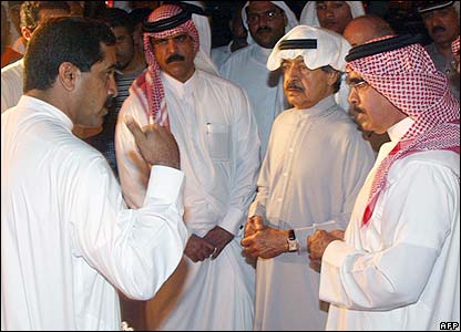 Perdana Menteri Bahrain Sheik Khalifa Bin Salman al-Khalifa (kedua dari kanan) mendatangi lokasi sebelum menjenguk para korban di rumah sakit.