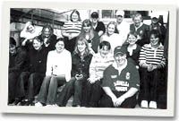 Y criw diwylliedig yn cael seibiant y tu allan i'r Llyfrgell Genedlaethol