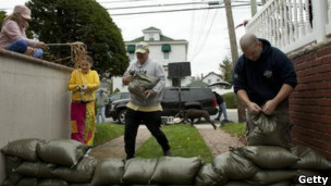 美東民眾準備迎接颶風到來
