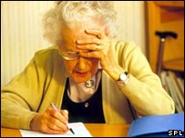 Mulher fazendo teste psiquiátrico de Alzheimer