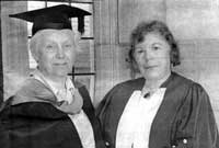 Anne Roberts, aelod o Gyngor y Brifysgol yn cyflwyno Hafina ar Orffennaf 12.