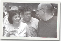 Cefin Roberts y Cyfarwyddwr yn trafod y perfformiad