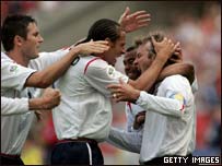 英格兰球员庆祝巴拉圭踢出乌龙球