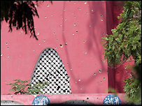 په ډزو لگېدلى د جومات د يوۀ ديوال برخه