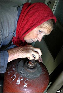 Một dân làng Ukraina đóng van khí đốt