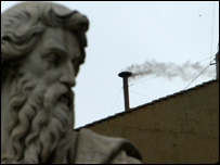 Kiliseden siyah duman yükseliyor