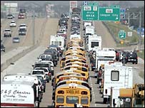 وسايل نقليه خصوصی و عمومی در حال ترک مناطق در معرض خطر