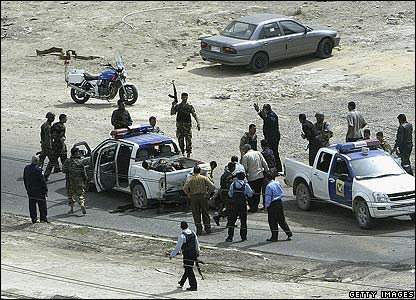 Si pembom, yang dicurigai anggota gerilyawan perlawanan, menyerang salah satu jalan utama di distrik kelas menengah Karrada, Baghdad selatan.