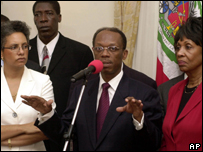 Aristide com sua esposa Mildred (esq.) e a representante dos EUA, Maxine Waters 